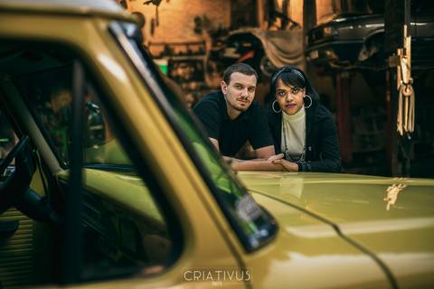 Inspiração e ideias criativas ensaio fotográfico pré casamento de casal Mecânica Green Auto Center'