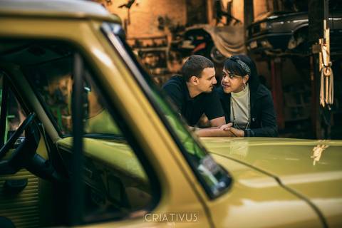 Inspiração e ideias criativas ensaio fotográfico pré casamento de casal Mecânica Green Auto Center'