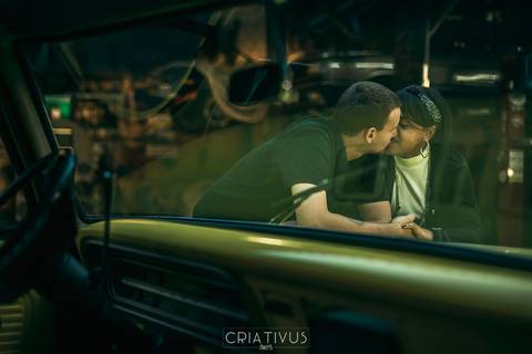 Inspiração e ideias criativas ensaio fotográfico pré casamento de casal Mecânica Green Auto Center'