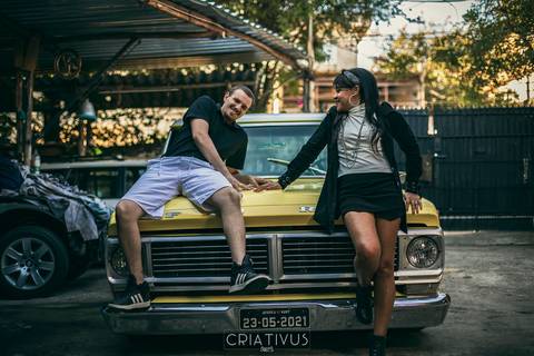 Inspiração e ideias criativas ensaio fotográfico pré casamento de casal Mecânica Green Auto Center'