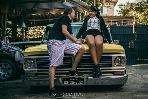 Inspiração e ideias criativas ensaio fotográfico pré casamento de casal Mecânica Green Auto Center'