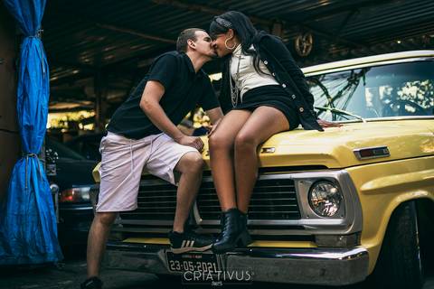 Inspiração e ideias criativas ensaio fotográfico pré casamento de casal Mecânica Green Auto Center'