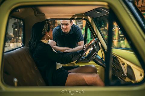 Inspiração e ideias criativas ensaio fotográfico pré casamento de casal Mecânica Green Auto Center'
