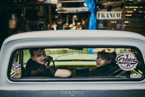 Inspiração e ideias criativas ensaio fotográfico pré casamento de casal Mecânica Green Auto Center'