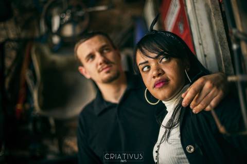 Inspiração e ideias criativas ensaio fotográfico pré casamento de casal Mecânica Green Auto Center'