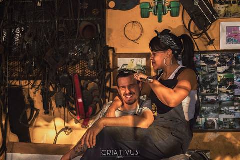 Inspiração e ideias criativas ensaio fotográfico pré casamento de casal Mecânica Green Auto Center'