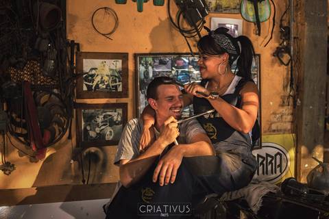 Inspiração e ideias criativas ensaio fotográfico pré casamento de casal Mecânica Green Auto Center'