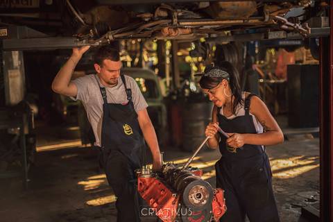 Inspiração e ideias criativas ensaio fotográfico pré casamento de casal Mecânica Green Auto Center'