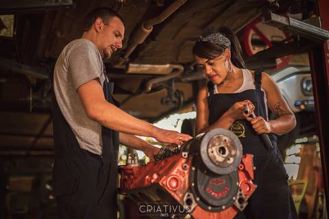 Inspiração e ideias criativas ensaio fotográfico pré casamento de casal Mecânica Green Auto Center'