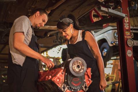 Inspiração e ideias criativas ensaio fotográfico pré casamento de casal Mecânica Green Auto Center'