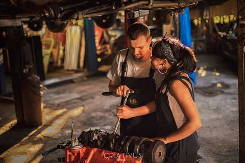 Inspiração e ideias criativas ensaio fotográfico pré casamento de casal Mecânica Green Auto Center'