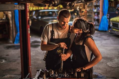 Inspiração e ideias criativas ensaio fotográfico pré casamento de casal Mecânica Green Auto Center'