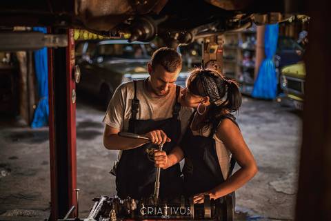 Inspiração e ideias criativas ensaio fotográfico pré casamento de casal Mecânica Green Auto Center'