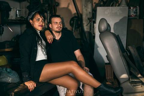 Inspiração e ideias criativas ensaio fotográfico pré casamento de casal Mecânica Green Auto Center'