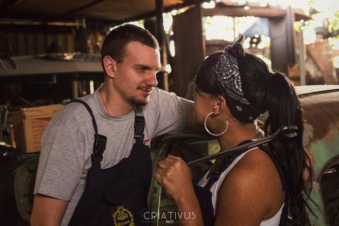 Inspiração e ideias criativas ensaio fotográfico pré casamento de casal Mecânica Green Auto Center'