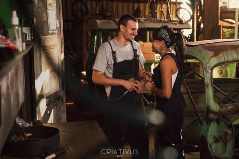 Inspiração e ideias criativas ensaio fotográfico pré casamento de casal Mecânica Green Auto Center'