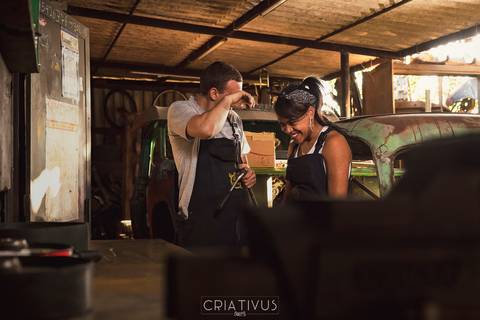 Inspiração e ideias criativas ensaio fotográfico pré casamento de casal Mecânica Green Auto Center'
