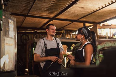 Inspiração e ideias criativas ensaio fotográfico pré casamento de casal Mecânica Green Auto Center'
