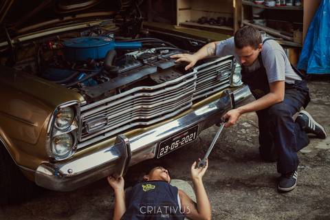 Inspiração e ideias criativas ensaio fotográfico pré casamento de casal Mecânica Green Auto Center'