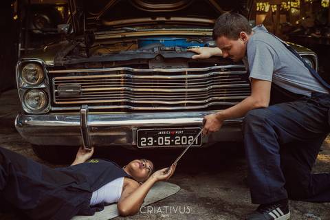 Inspiração e ideias criativas ensaio fotográfico pré casamento de casal Mecânica Green Auto Center'