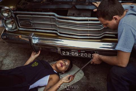 Inspiração e ideias criativas ensaio fotográfico pré casamento de casal Mecânica Green Auto Center'