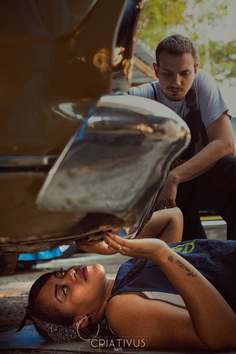 Inspiração e ideias criativas ensaio fotográfico pré casamento de casal Mecânica Green Auto Center'