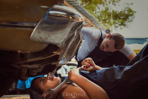 Inspiração e ideias criativas ensaio fotográfico pré casamento de casal Mecânica Green Auto Center'