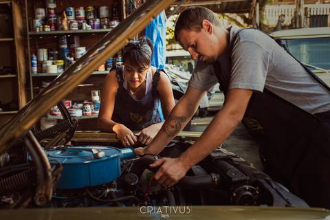 Inspiração e ideias criativas ensaio fotográfico pré casamento de casal Mecânica Green Auto Center'