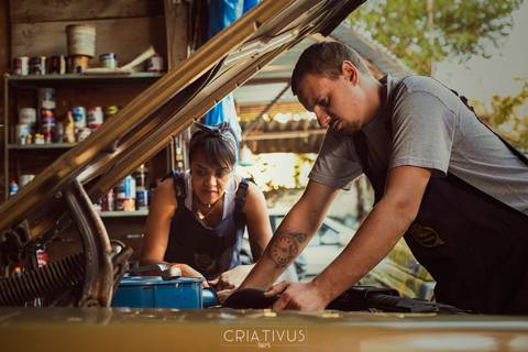 Inspiração e ideias criativas ensaio fotográfico pré casamento de casal Mecânica Green Auto Center'