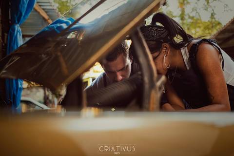 Inspiração e ideias criativas ensaio fotográfico pré casamento de casal Mecânica Green Auto Center'
