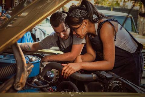 Inspiração e ideias criativas ensaio fotográfico pré casamento de casal Mecânica Green Auto Center'