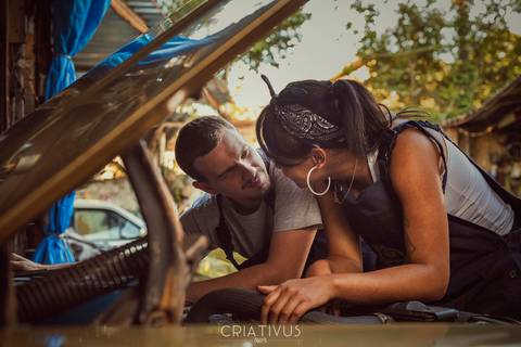 Inspiração e ideias criativas ensaio fotográfico pré casamento de casal Mecânica Green Auto Center'