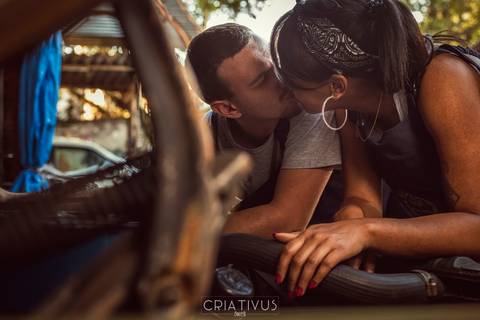 Inspiração e ideias criativas ensaio fotográfico pré casamento de casal Mecânica Green Auto Center'