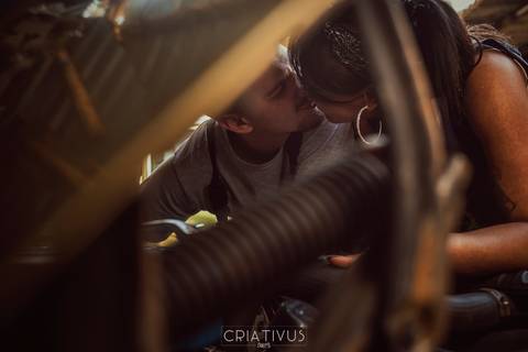 Inspiração e ideias criativas ensaio fotográfico pré casamento de casal Mecânica Green Auto Center'