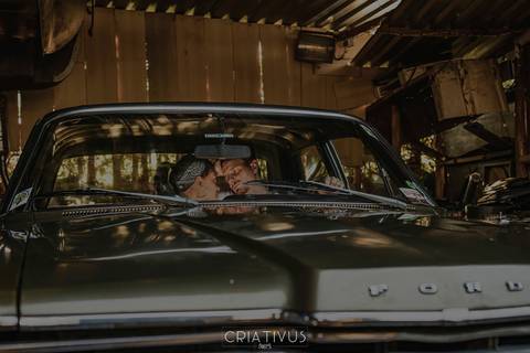 Inspiração e ideias criativas ensaio fotográfico pré casamento de casal Mecânica Green Auto Center'