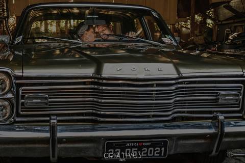 Inspiração e ideias criativas ensaio fotográfico pré casamento de casal Mecânica Green Auto Center'