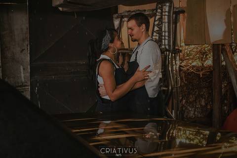 Inspiração e ideias criativas ensaio fotográfico pré casamento de casal Mecânica Green Auto Center'
