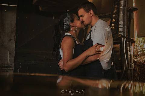 Inspiração e ideias criativas ensaio fotográfico pré casamento de casal Mecânica Green Auto Center'