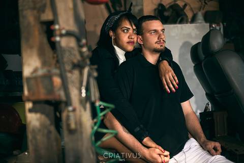 Inspiração e ideias criativas ensaio fotográfico pré casamento de casal Mecânica Green Auto Center'