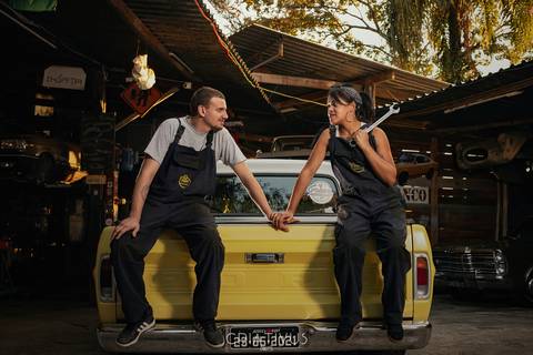 Inspiração e ideias criativas ensaio fotográfico pré casamento de casal Mecânica Green Auto Center'