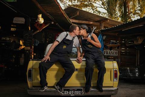 Inspiração e ideias criativas ensaio fotográfico pré casamento de casal Mecânica Green Auto Center'