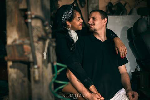 Inspiração e ideias criativas ensaio fotográfico pré casamento de casal Mecânica Green Auto Center'