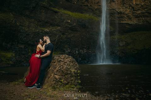 Inspiração e ideias ensaio fotográfico pré casamento de casal Cachoeira do Saltão Brotas SP'