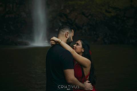 Inspiração e ideias ensaio fotográfico pré casamento de casal Cachoeira do Saltão Brotas SP'