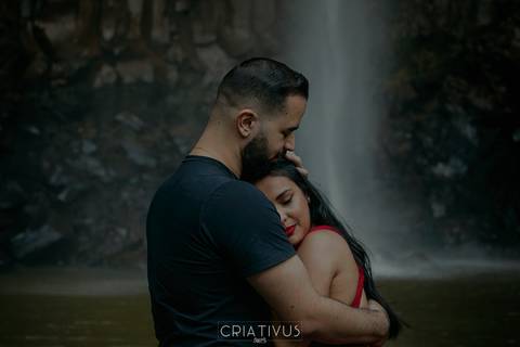 Inspiração e ideias ensaio fotográfico pré casamento de casal Cachoeira do Saltão Brotas SP'