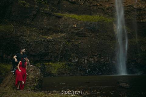 Inspiração e ideias ensaio fotográfico pré casamento de casal Cachoeira do Saltão Brotas SP'