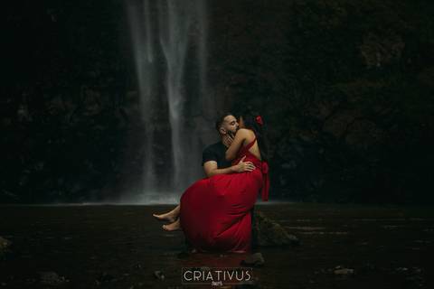 Inspiração e ideias ensaio fotográfico pré casamento de casal Cachoeira do Saltão Brotas SP'