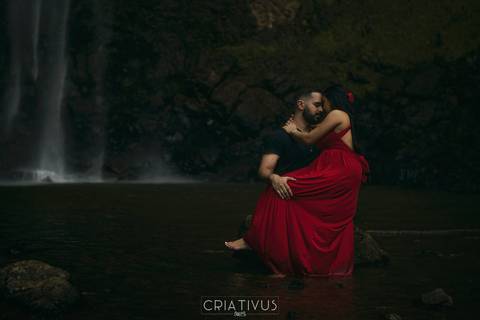 Inspiração e ideias ensaio fotográfico pré casamento de casal Cachoeira do Saltão Brotas SP'