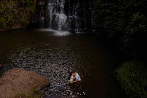 Inspiração e ideias ensaio fotográfico pré casamento de casal Cachoeira do Saltão Brotas SP'