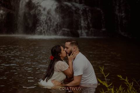 Inspiração e ideias ensaio fotográfico pré casamento de casal Cachoeira do Saltão Brotas SP'